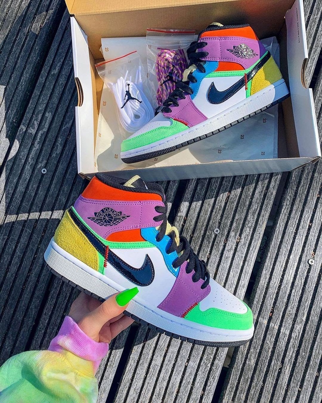 AIR JORDAN 1 MID SE LIGHTBULB AIR JORDAN 1 MID SE LIGHTBULB