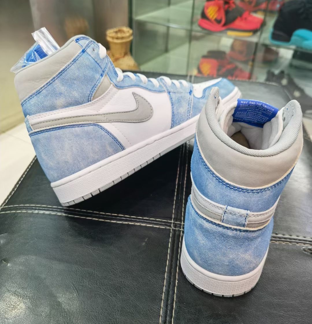 Air-Jordan-1-High-OG-Hyper-Royal-555088-402-Release-Date-5