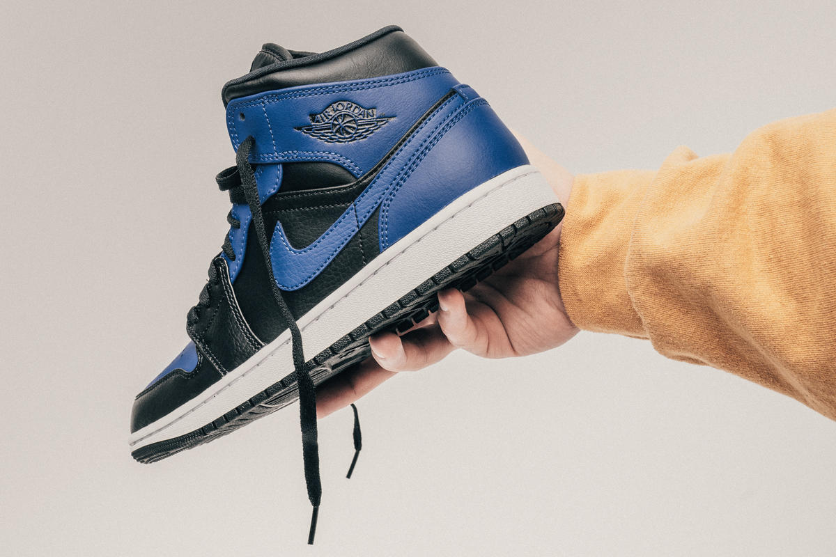 air-jordan-1-mid-black-hyper-royal-white-554724-077-sneaker-outdoor-1