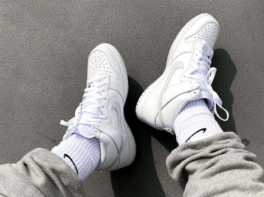Nike-Dunk-Hi-blanche-et-grise-2020-on-feet-1