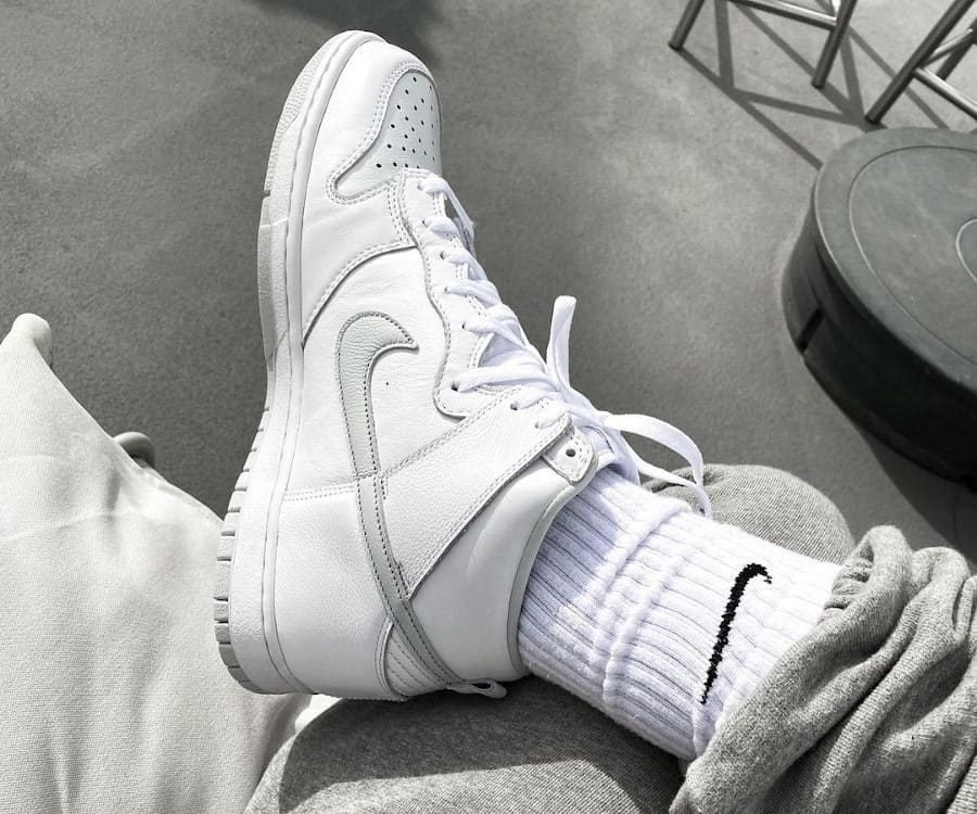 Nike-Dunk-Hi-blanche-et-grise-2020-on-feet-2